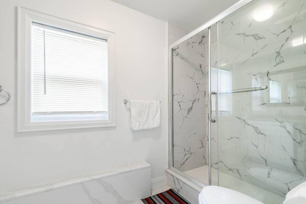 Modern House Newly Furnished 3 Mins Drive To Fall Niagara Falls Exterior photo